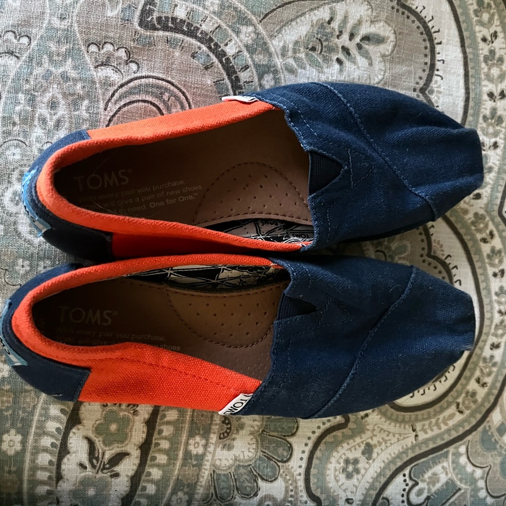 TOMS Kids Moccasins in Navy and Orange